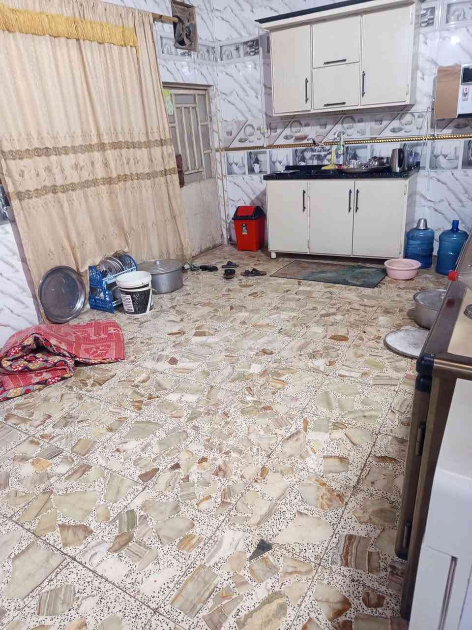 السلام عليكم دار حي المطاط طابو صرف عله شارع 20 مقابل الجامع الهيكل مباشر مساحه 200 تحتوي 3 غرف نوم مطبح صاله ستقبال + مساحه 50 متره ساحة البيت تصال ***********
