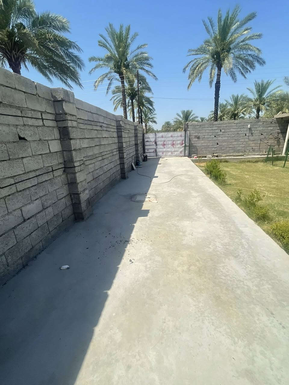 سلام عليكم بيت للبيع مساحه ٦٠٠سند ٢٥بناء طابوق يحتوي على ثلاث غرف نوم موقع الراشدية المراسمه للاستفسار اكثر اتصال على الرقم ***********
