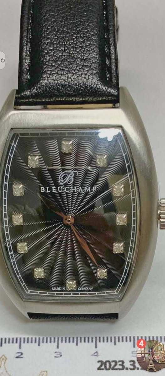 ساعة فاخره ونادره صناعة المانيا يدوي . صناعة محدوده رقم 6 من 99ساعه صنعت فقط.  ساعة ميكانيكيه تعمل على حركة اليد.ساعة مرصعه بالالماس الطبيعي الاصلي.عدد الالماس 12 .وزن الالماس 0.36 ct قيراط. .جلد الساعه طبيعي 100%.الساعه جدا جدا.نضيفه.الساعه معها شهاده.للمهتمين والجادين.بالشراء السعر.المطلوب 850 دولار.بيع مستعجل. التواصل مع
*********** واتساب
