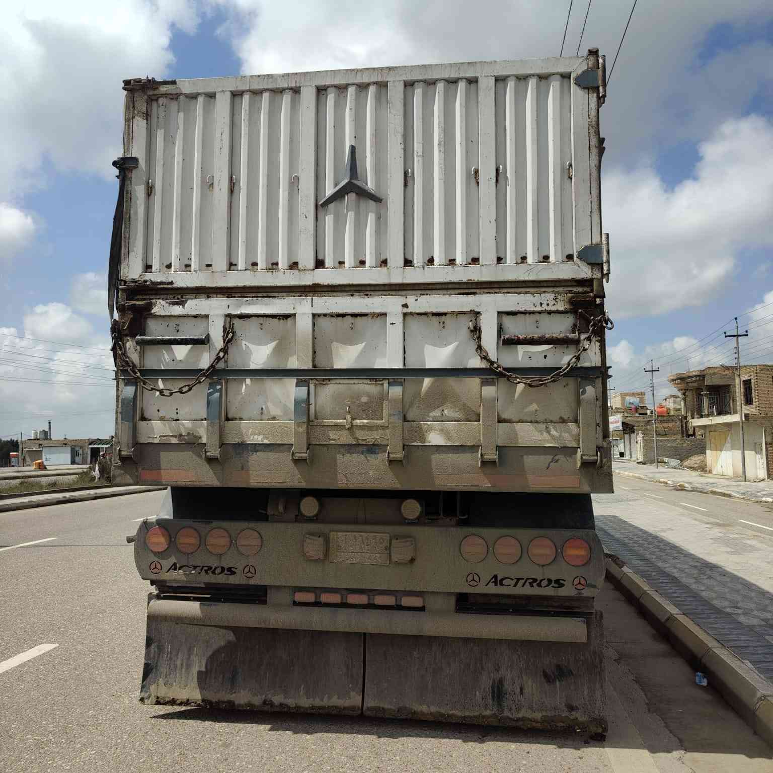 مقطوره قلاب لبيع طول ٩ متر دنكير ١٤ صيني ارتفاع ٢ متر السعر ٢٠٠ وبيه مجال مكان لصويره
***********
***********
