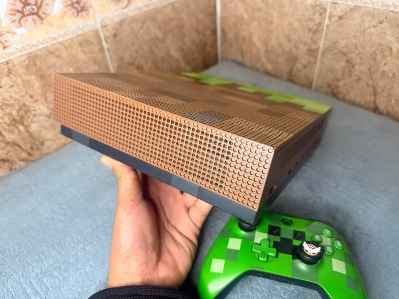 السلام عليكم اكس بوكس ون اس باندل نسخة مميزة 🌟 
ذاكرة 1 تيرا بايت وبي العاب قويه وكافه ملحقاته موجودة ونضافه 90‎%‎ الجهاز اي مشكلة مابي انطي شرط الضمان والفحص.
السعر 195 الف وبي مجال للشرايه مكاني كركوك ورقمي *********** الشراي يتواصل وياي وخادم اني . كركوك, العراق
