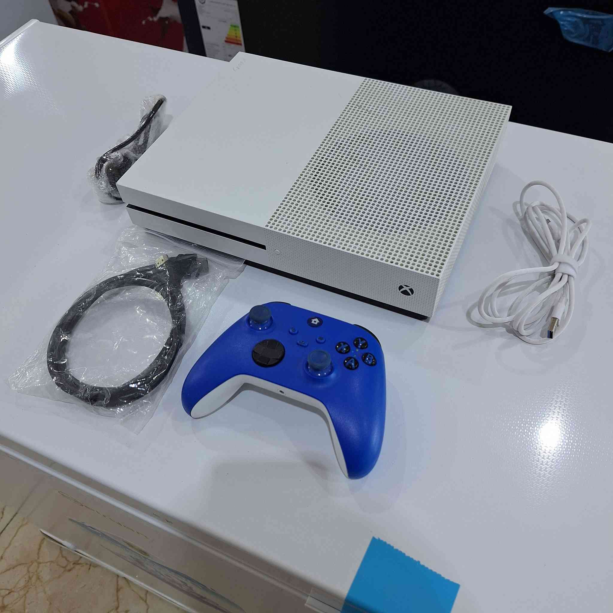 اكس بوكس وان اس
ذاكره 1 تيره 
لك ستيكر 
جوستك واير 
ملحقات كامله 
سعره 150
يوجد توصيل لكل محافظات العراق 
توصيل 6 الف 
تواصل واتساب 
***********
انستا ps4.3.2
تيك توك ps4.3.2
