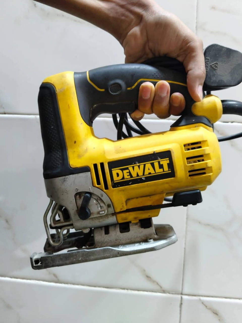 متوفز هذا الجهاز هو منشار أرِكت كهربائي (منشار تخريم) من شركة DeWalt عنواني بغداد العبيدي الضباط الثانية ***********
