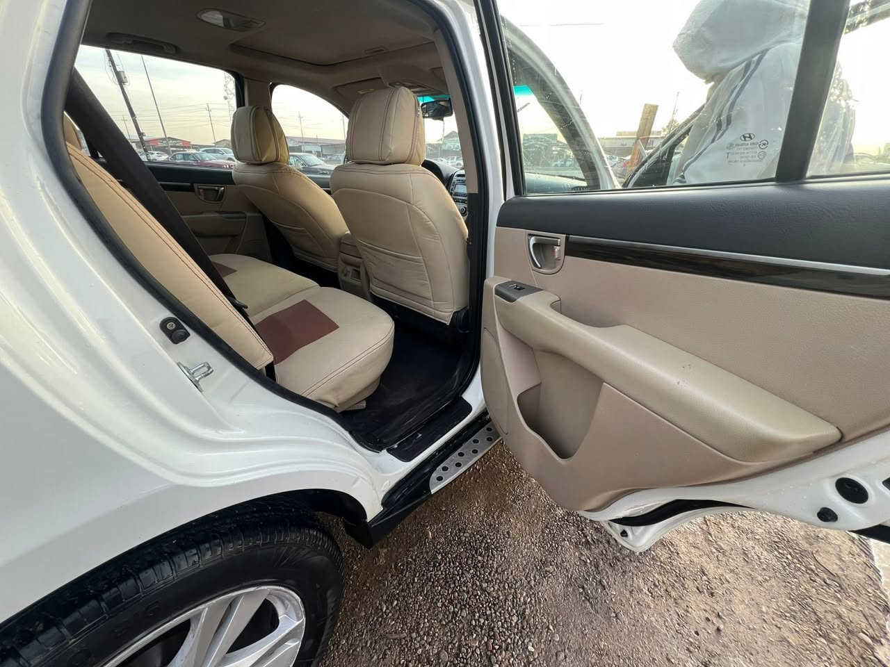 السلام عليكم سنتافي 2011 فول موصفات عده البصمه بدون صبغ محرك كير بشرط السعر 150 ورقه وهذا رقمي 
***********
