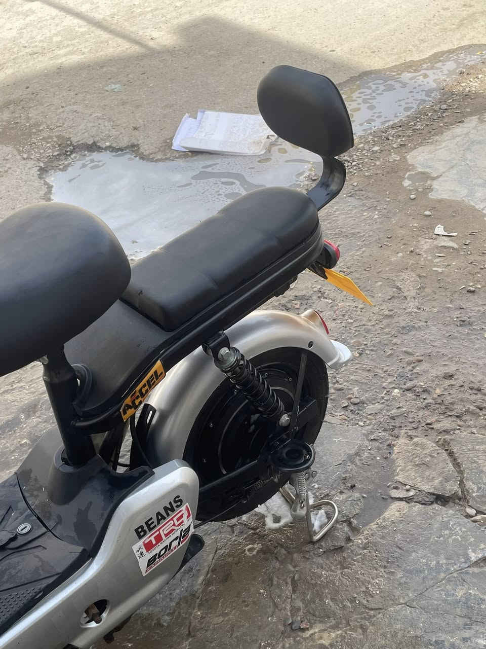 السلام عليكم دراجه حجم 14دراجه كلش نضيفه مابيهه اي نقص 4بطاريات بحاله جيده  وياهه بصصمه 2مفتاح 2السعر 200مكان بغداد الامين الثانيه ***********
