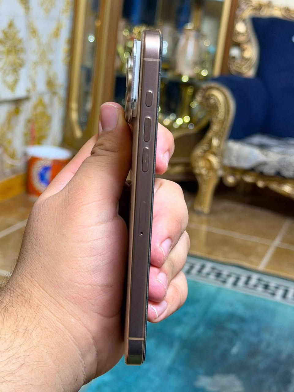 ﷽
سلام عليكم اخوان 
ايفون 16برو ماكس 
لون الذهبي
مخلي اله عدسه تحوير مال ايفون17
ذاكرة 256 
أمريكي 🇺🇸 
🔋بطارية 97 ممرفوعه ولا ملعوب بيه 
الجهاز تك سيم كارت 
الجهاز فقط مبدل شاشه اصليه اصليه اصليه وكاله يعني مو شاشه عادي !
سعره 200دورلا والله 
وزر الباور الي طفي وتشغل مرات تعلك 
يعني حته ميحتاج صيانه 
والكاميرات مالته يحتاج الهن تنضيف لان صارت بيهن رطوبه بسيطه 
وباقي الجهاز مكفول بالكامل 
وسعره مليون 50وبي مجال مكاني بغداد الطالبيه 
***********
