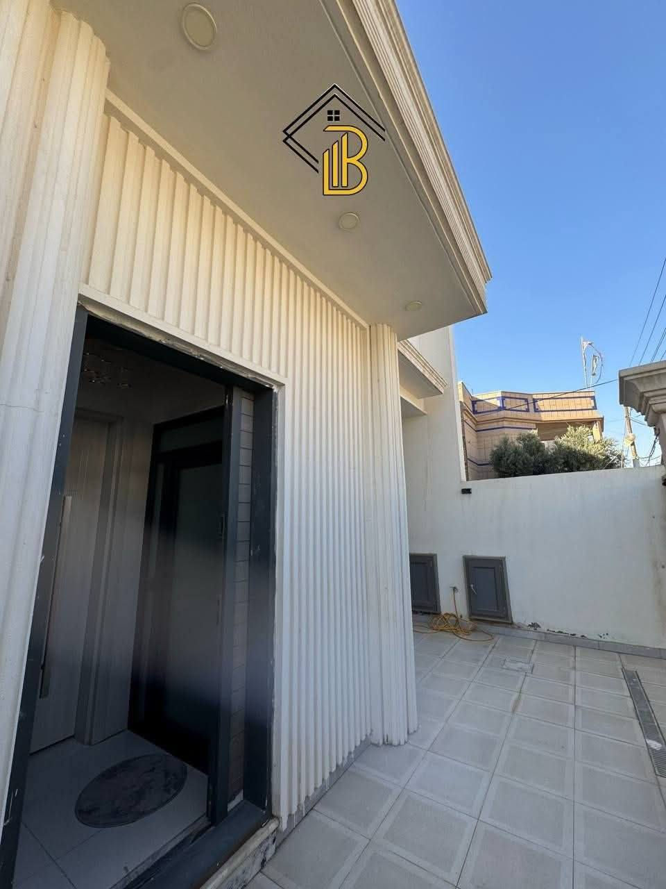 🏡 دار سكن للبيع – حي الفرات

📍 العنوان: حي الفرات
📐 المساحة: 189 متر مربع
📏 الواجهة: 9 متر
🏠 البناء: طابقان – بناء حديث

✨ مواصفات الدار:

-4 غرف نوم
-صالة مريحة
-استقبال واسع
-مطبخ
-مجاميع صحية 
تصميم حديث ومناسب للعوائل

📢 دار جاهزة للسكن في موقع جيد وقريبة من الخدمات، وتتميز بمساحة ممتازة وبناء حديث يوفر الراحة والخصوصية.

المراجعة 
     ♦️♦️♦️مجموعة باسم الشمري♦️♦️♦️
      ♦️♦️للاستثمار والتطوير العقاري♦️♦️
الفرع الاول/بغداد،القادسية،قرب مجمع الوزراء
الفرع الثاني/الديوانية،الجزائر ،الشارع الخدمي،مقابل تقاطع أم الخيل
للأستفسار الاتصال على📲
قسم المبيعات 📠
***********📱
***********📱 
📲 حمّل تطبيق باسم الشمّري العقاري الآن من Google Play:
👉 [https://play.google.com/store/apps/details?id=com.basemShamry.app](https://play.google.com/store/apps/details?id=com.basemShamry.app)
🍏 قريبًا على App Store
