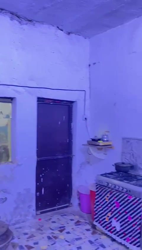 متاح للبيع بيت طابو مساعة 100متر مربع

الموقع حي لامير خلف المنتزا يحتوي علا غرفة
وصالة ومطبخ ترك داخلي وخارجي وديوانيه

بسعر مناسب الستفسار ***********
