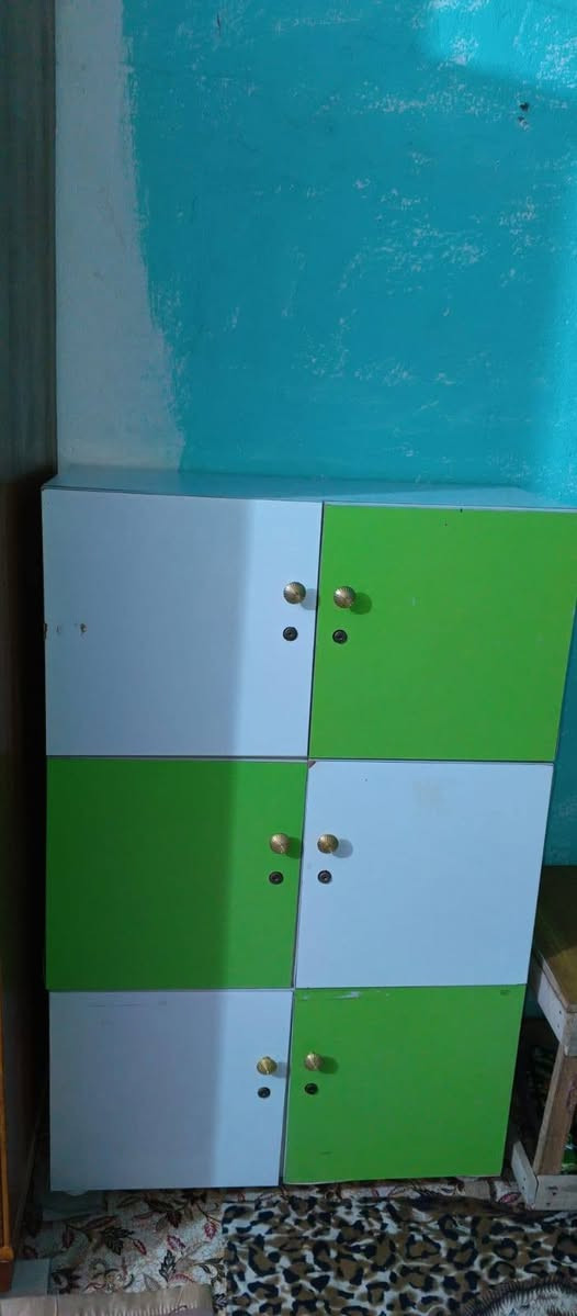 كوميدي ستة خانات نضيف مستعمل بخمسه و عشرين الشراي يتصل واتساب والتوصيل خمسة داخل القبلة وعشرة خارج القبلة حسب المكان ___ ***********
