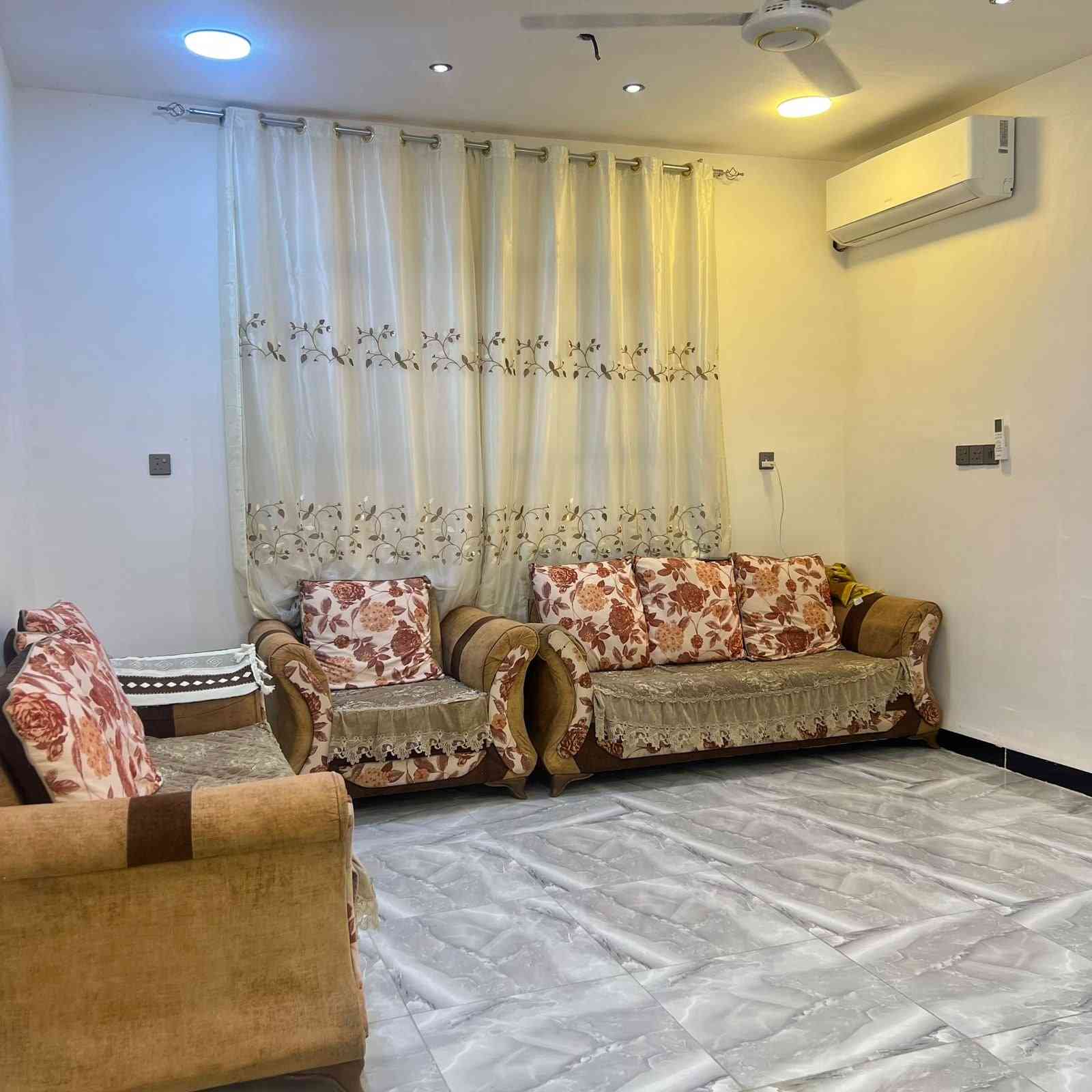 سلام عليكم بيت للبيع مساحت بناء 180 متر مساحه لكليه 400 متر يحتوي طابقين 3 غرف نوم مطبخ صاله بيت حديث لبناء لمكان تاجي مشاهده وتفاصيل لباقيه ع هاذه رقم *********** .... ***********
