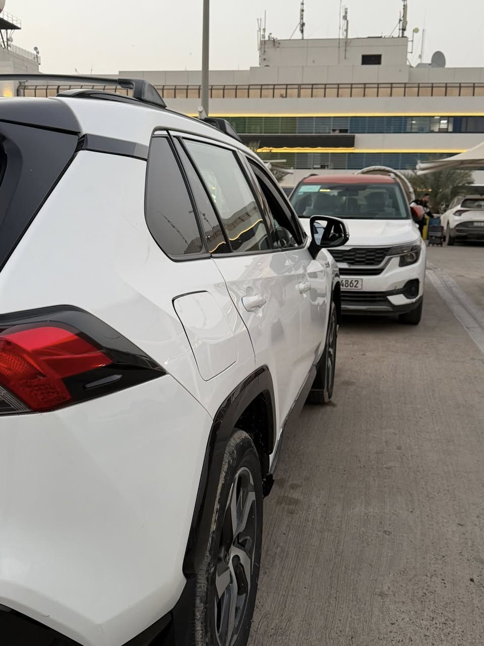 راف فور هايبرد برايم بلك ان (شحن منزلي)
فول مواصفات se prime 
موديل 2021
 الضرر تبديل و صبغ قبغ الجنطة و الجاملغ الخلفي تصليح و صبغ بدون ايرباك
   المــواصفـــات :
لون ابيض
  فور ويل - AWD
  هايبرد - مكينة ٢٥٠٠ بانزين اربعةسلندر . 
  + محركين كهرباء
  اوتوهولد 
  بصمة عدد 2
  فتحة سقف
  كرسي كهرباء +تدفئة مقاعد الامامية والخلفية
  رادرات امامي خلفي جانبي
  نقطة عمياء 
  انظمة مانع الاصطدام والمحافظة على المسار     
      و مساعدالمكابح 
  شاشة ومنافذ شحن وusb و كاميرا
تدفئة ستيرن
صندوق كهرباء
  السيارة بحالة ممتازة ومابيها نقص والتصليح درجة اولى
  رافور برايم اعلى فئة بالرافور، هاي الفئه تعتبر سيارتين بسيارة وحده، سيارة كهربائية + سيارة هايبرد بمحركهه الطبيعي واللي هو 4 سلندر 2500 سي سي،
السياره بالاضافه إلى الطريقه التقليديه واللي هيه الشحن من المحرك، تجي شحن خارجي تكدر تشحنهه بالبيت تمشيك مايقارب 80 كيلو متر من غير مايشتغل محرك البنزين، يعني مو بس صرف البنزين ماكو وإنما، لا دهن لا مي لا جوينات لا بخاخات لا ولا ولا الخ، المحرك مايشتغل نهائيا الا بعد ماتخلص مايقارب ال 100 كيلو متر، يعني طالما انته داخل المدينه مراح يشتغل عندك المحرك، واذا قطعت مسافة اكثر من ال 100 كيلومتر، بمجرد مايشتغل المحرك البنزين بدوره يرجع يشحن البطاريات، وهاي الحاله من يشتغل المحرك يكون صرف البنزين لترين لكل 100 كيلو
رقم صاحب السياره

***********
