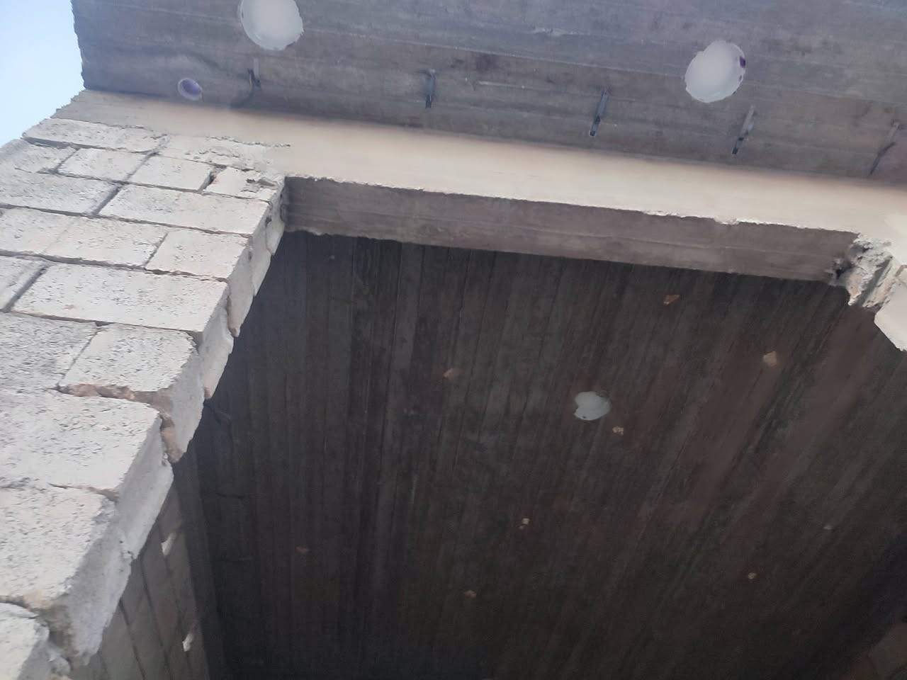 سلام عليكم بيت ركن  للبيع  حي شرطه قرب حي المهندسين متكون من غرفتين 5×4 وهول 9×4 ح حمام داخلي  مضيف 7×5ومطبخ 5×4 مساحه 250 سعر 40 بي مجال الاستفسار ***********
