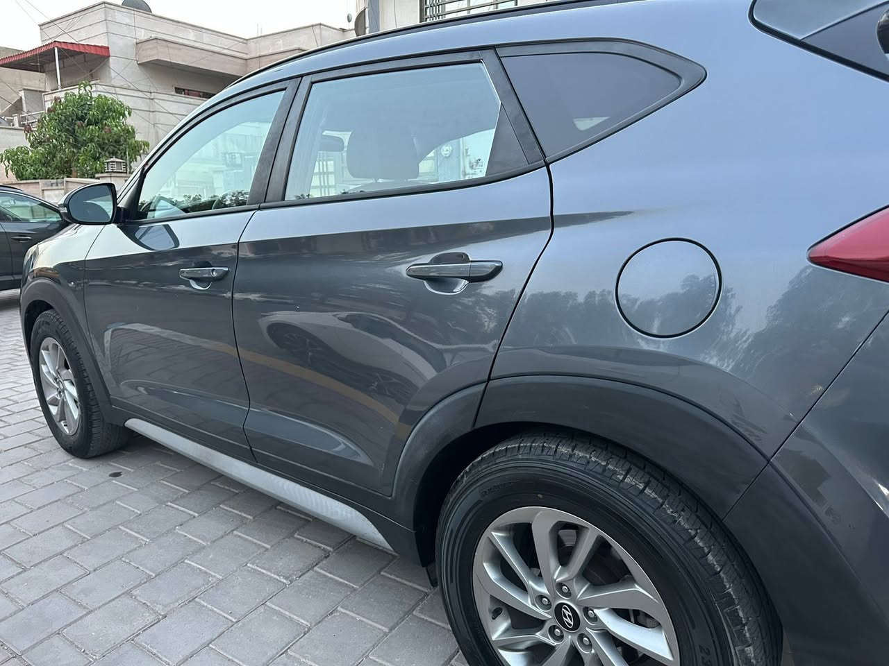 السلام عليكم للبيع فقط سيارة نوع
هونداي توسان 2018وارد كندي المواصفات اللون فيراني داخل اسود السيارة فول عده البصمة
تحكم ستيرن 
كشنات جلد و كهرباء
بانوراما طكتين 
شاشة جبيرة كامرة خلفية
حساسات خلفية
ماشية 139 اللف كشنات تدفئة رادار ستيرن تدفئة حادث السيارة الباب خلف الراكب 
رقم سليمانية باسمي هزة جديدة و رقم جديد
بغداد شارع فلسطين ***********السعر15000 $بي مجال بسيط
