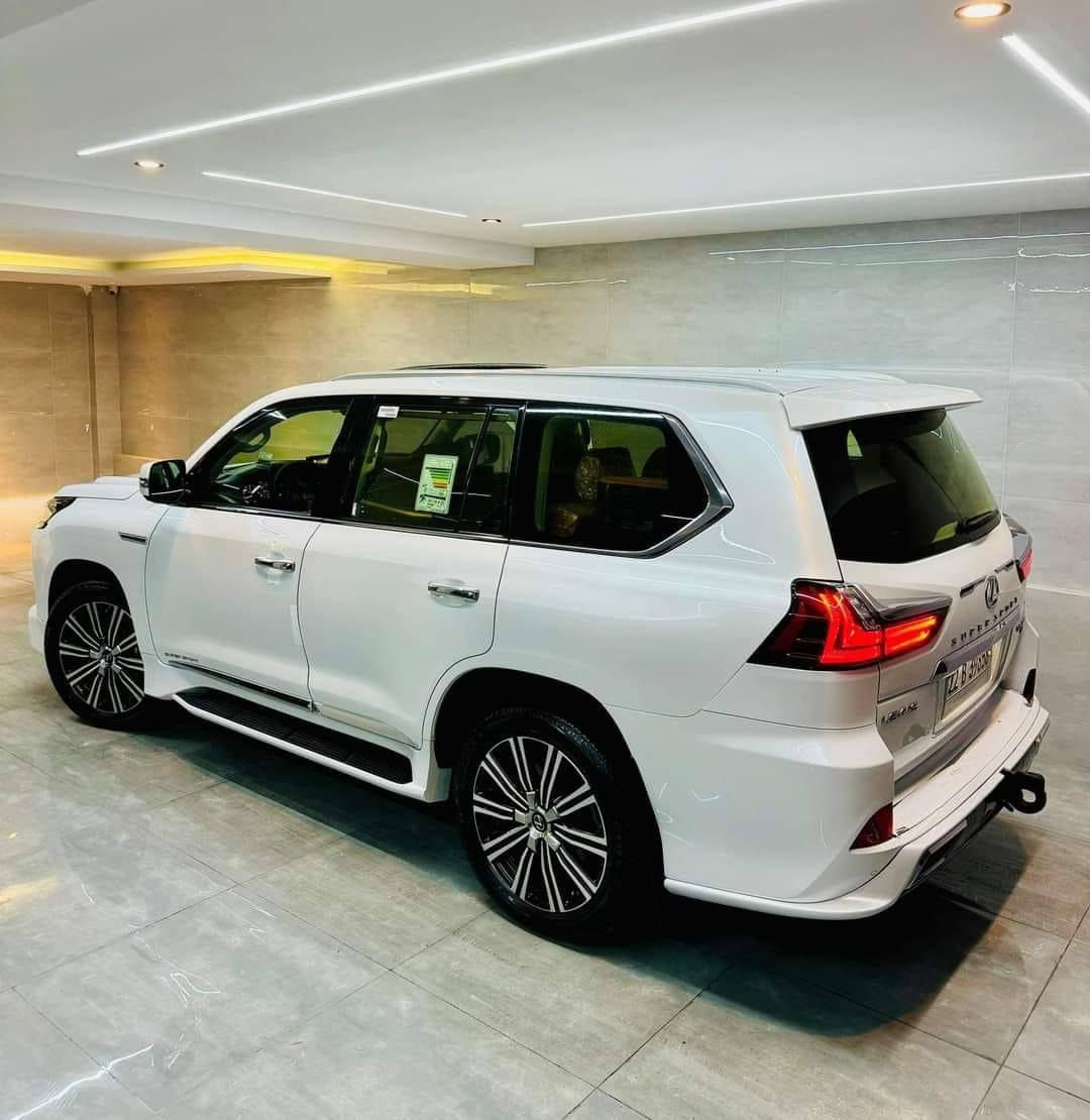 بسم الله الرحمن الرحيم يوجد لكزز للبيع موديل 2018// ماشيه 80//رقم الهاتف ***********
