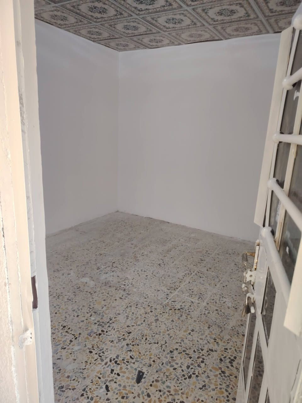 السلام عليكم بيت لايجار طابقين يحتوي على استقبال ومطبخ ومنور وصحيات داخليه و٢ غرف نوم العنوان الزعفرانيه مقابل القريه الشماليه قرب مول عقيل قريب علئ الشارع العام  لاستفسار *********** فقط اتصال ***********
