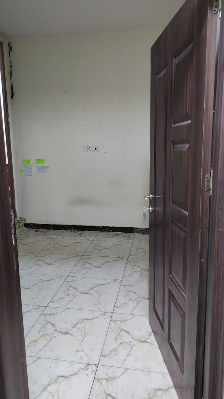 بيت يجار مساحه ٥٠ متر طابقين يحتوي على غرفتين وصاله ومطبخ وخدمات بناء حديث مكان الراد سعره ٤٥٠ مجال بسيط 
***********  اتصال رقم واحد
