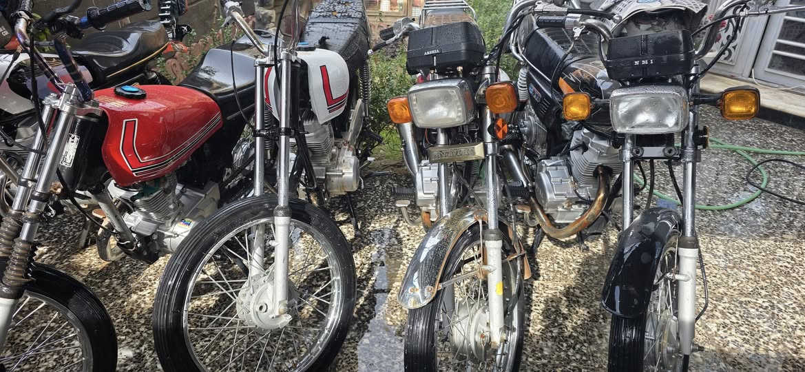 السلام عليكم دراجات أربعة كير كلك مكفولات من السرقه ٣ نامة شلامجه و٣ امتياز السعر ٤٥٠ وبيهن مجال المكان كربلاء حي الحر الشراي يتصل ***********
