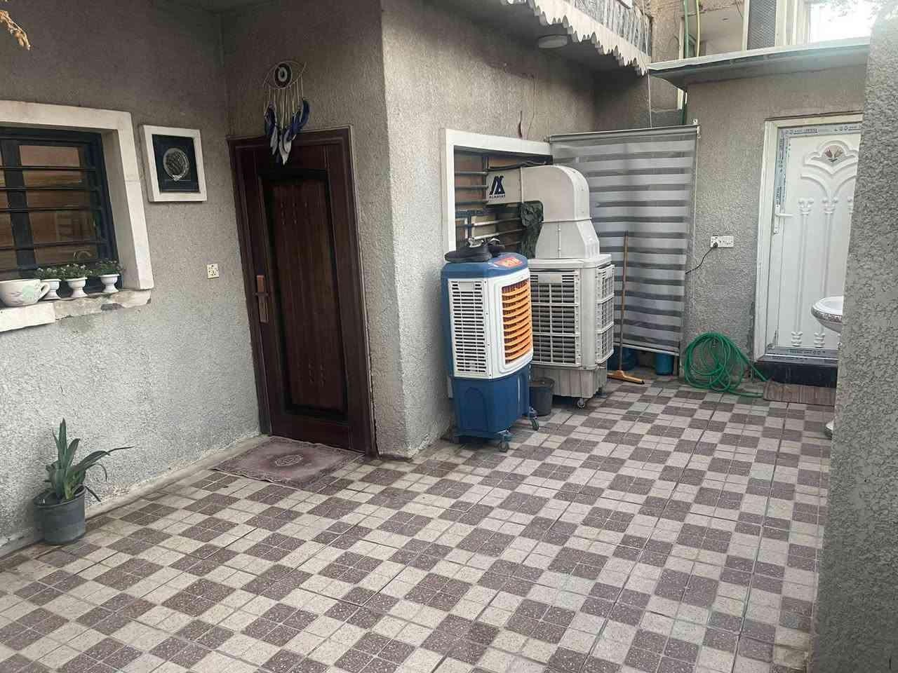 السلام عليكم
بيت للبيع في الدوره منطقة ال١٢٠ 
مساحة البيت ١٢٠ متر 
محتويات البيت 
٤ غرف نوم 
استقبال 
مطبخ 
صحيات عدد ٤ 
البيت جديد ونظيف كلش 
للاستفسار ***********
