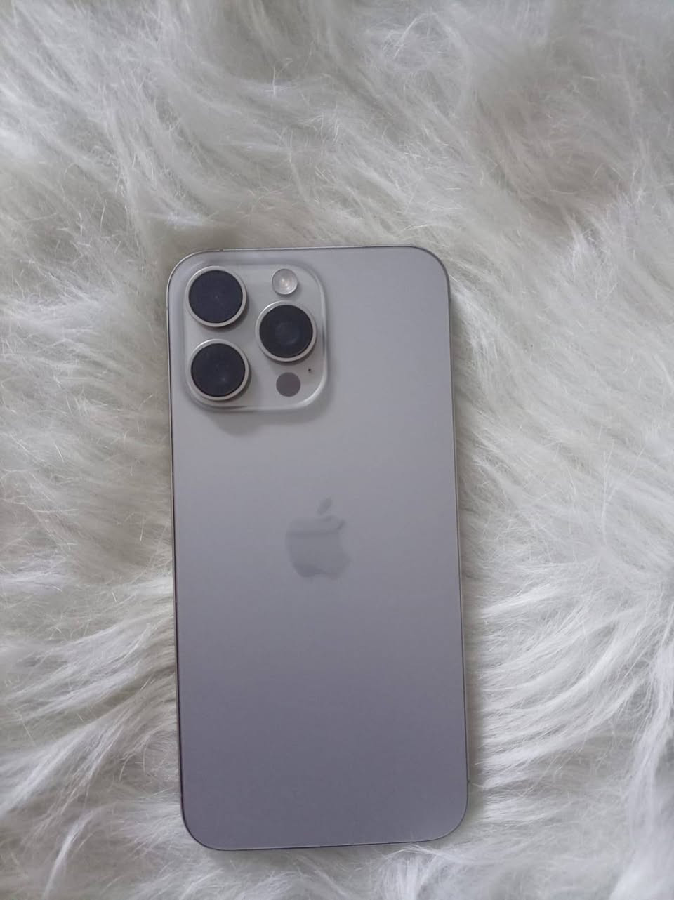 ايفون ١٥ برو ماكس نضيف كلش  بطاريه ٨٧ ذاكره ٢٥٦ للبيع اليحب يتصل *********** سعر خاص سعره حلو
