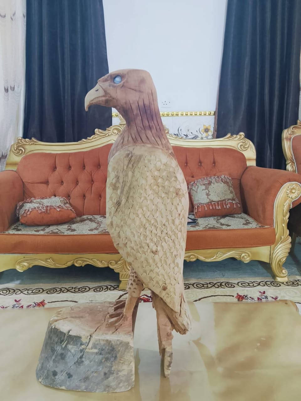 السلام عليكم للبيع نسر مصنوع من شجرة القلم طوز السعر 300 وبيه مجال العنوان بغداد سبع البور واليحب يتصل واني حاضر *********** متواجد واتساب
