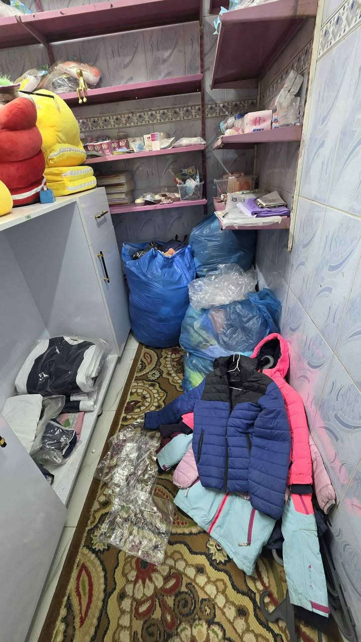 سلام عليكم محل للبيع كوزمتك وتجهيزات مدرسيه وملابس اطفال جاهز وكامل مسواك من ملابس قماصل ملاعيب اطفال  وتجهيزات مدرسيه كامله بيه هواي شغلات مامبينه بل تصوير بعدهي مامعروضه ورفوف ولميوزه ولجام خانه وحدهه كلفت مليونين للبيع العنوان نجف حي لنصر مهندسين شارع لسوك لاستفسار تصال عل الرقم (( ***********)) مامتواجد عل فيس النجف, العراق
