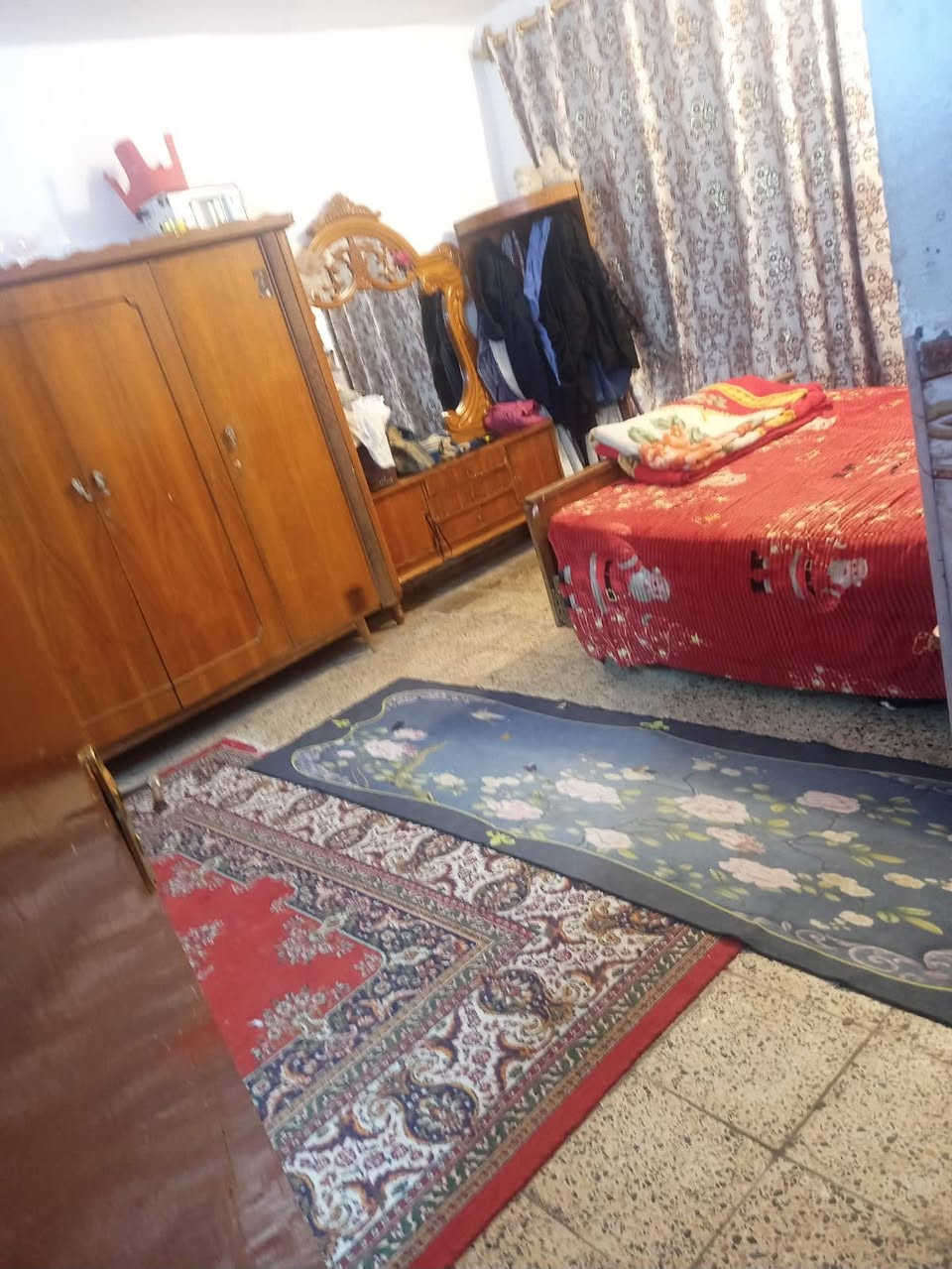 السلام عليكم عندي بيت للبيع  طابقين متكون من استقبال ومطبخ حار وبارد وغرفتين نوم وغرفتين فوك بيت مساحته 150 في العزه الجديده السعر 130 تفاصيل اكثر ع هاذا الرقم ***********
