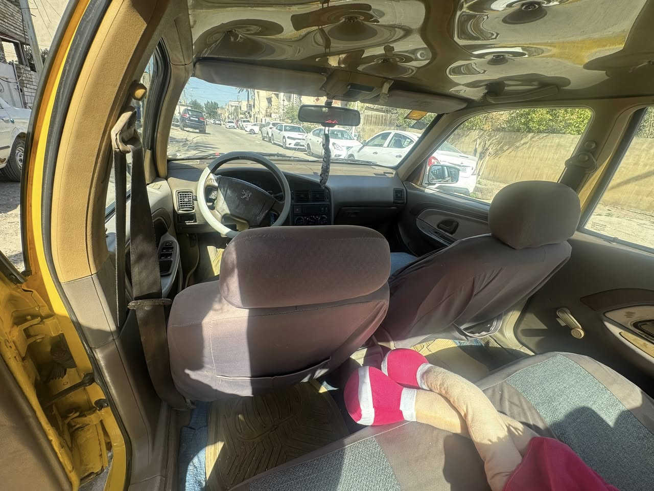 السلام عليكم بيجو 405مديل 15السياره حلوة رقم انكليزي جديد السياره لا ضربه ولا صبغ و مكفولة فط شخط في صفحة السياره و مكان قفل الصندوق بي ضربه خفيفه موضح بالصورة كولش حلوة السياره بيهة تبخير بس بالمعدل ما بيه لا دخان ولا شي فقط من توكف اكثر من 5دقايق يصير بيهة دخان السياره كولش حلوة السعر 43وبيهة مجال قليل 
***********
هاتف وواتساب متواجد
