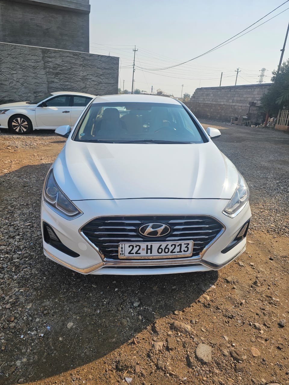 سيارة هيونداي سوناتا، لون أبيض، بحالة جيدة. السيارة مجهزة بمقصورة داخلية مريحة ومصممة بأناقة، مع نظام ترفيهي متكامل. اقتصادية في استهلاك الوقود وتتمتع بأداء موثوق. مناسبة للاستخدام اليومي والعائلي.
