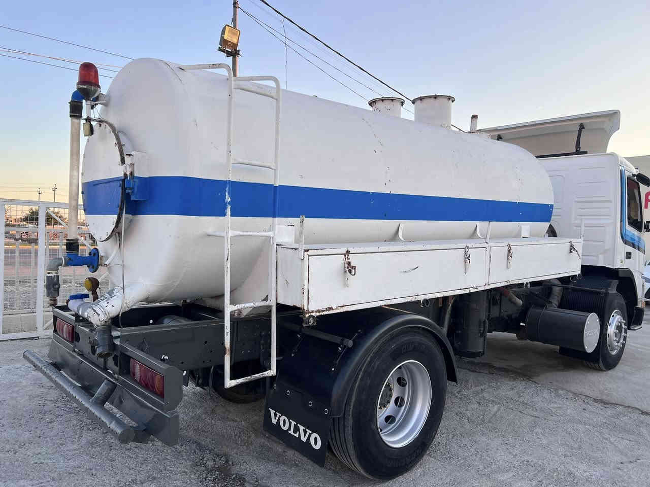 فالفو FM7 تك قمارة تنكر تك اكسل 
موديل 2001 

رقم أربيل سنوية وفحص وهزأ جديد شرط تحويل 
قمارة بدون ضربة وصبغ 
شاصي بلادي طويل 
كير 4*4 
سيارة جاهز للشغل 

سعر 205  ورقة 
مكان سيارة بكركوك معرض وسام 
للاستفسار الاتصال على 
***********
***********
*********** 

عدم مراسلة صفحة
