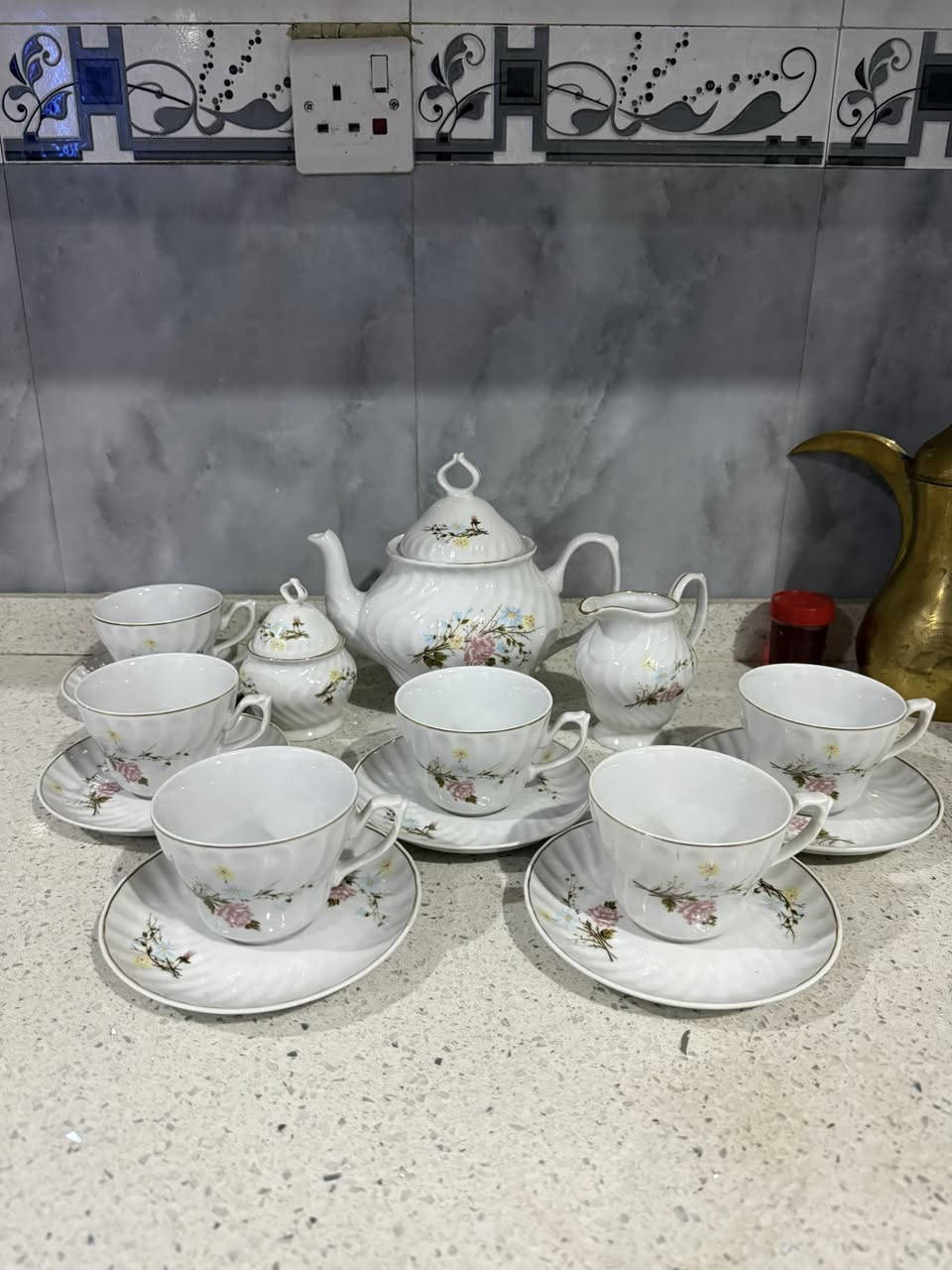 الجمال الروماني 
سيت شاي كامل (١٥ قطعة) 
وسلطانية او جدر  شوربة


**إذا كنت صاحب هذا الإعلان وتريد حذفه لأي سبب، رجاءا أرسل رسالة إلى الدعم الفني**