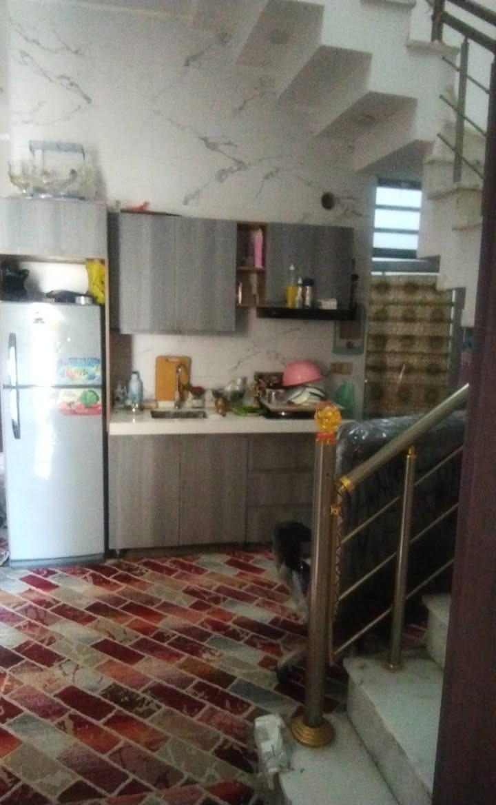 السلام عليكم ورحمته الله وبركاته رزقني الله ورزقكم صالحة الأعمال وجنبنا الحرام عندي دار حديث جديد بناء2024مساحة75م 5×15يقع بوسط شارع السيارات وشارع الكنيسة كهربائيات وماء دفن يتكون طابق ارضي وأول وثاني من مطبخين مرمر تركي درجة ممتازة الجدران حار وباردوحمامين افخر أنواع السيراميك الإسباني ارضيات مرمر تركي مصدف درجة اولى شبابيك المنيوم لون شمباني والمنازل والسطح شبابيك و ابواب حديد الابواب الداخلية الغرف تركي درجة اولى وباب ريئسية قاصة تركي هول وثلاثة غرف للبيع بسعر مناسب 400 مليون علما ان جميع الاثاث ومتعلقات المنزل معه للاستفسار الاتصال على ***********فقط واتساب
