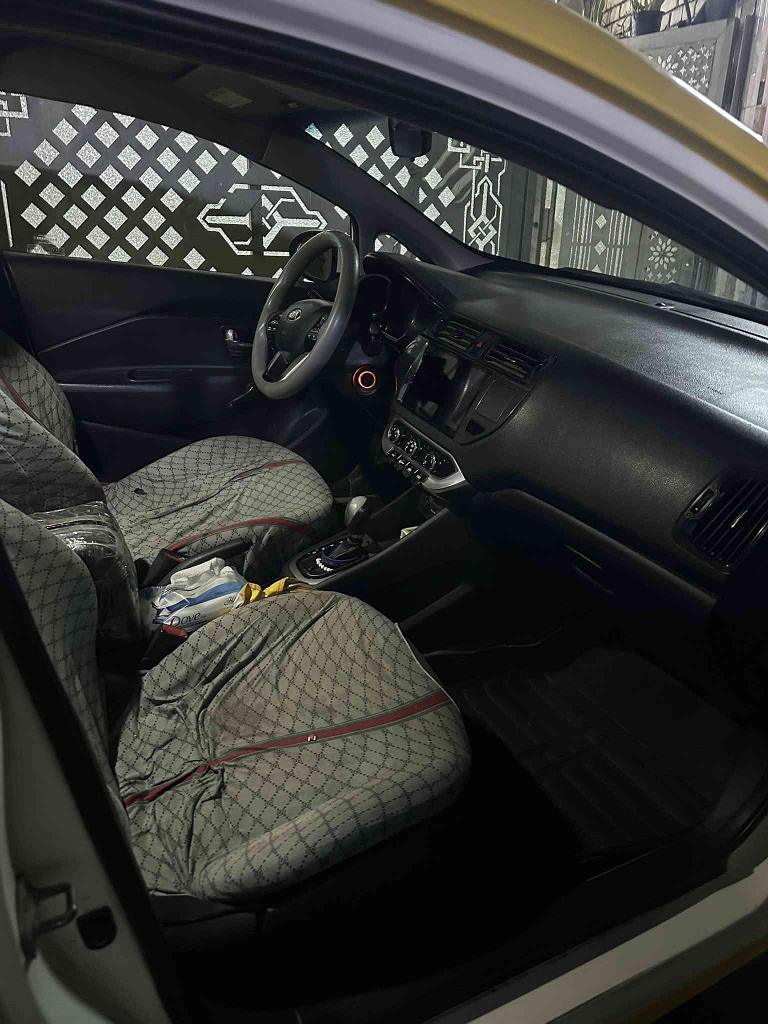 السلام عليكم سيارة كيا ريو موديل 2013 رقم بغداد صورة كدامك موضح كلشي بيها يحتاج صبغ جاملغ امامي وخلفي  سعرها ٧٥ وبيها مجال للتواصل
***********
