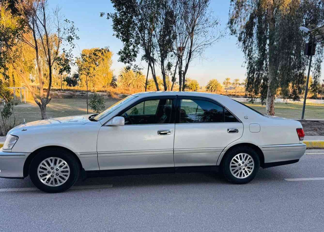 السلام عليكم
ملكة 2002 رقم بغداد دولي مداور ثاني يوم مكينه vvt 2500 بيه كصتين قماره وجنطه شغل درجه اولى سيارة نضيفه وناعمه جدا 
95 وبيه مجال ***********
