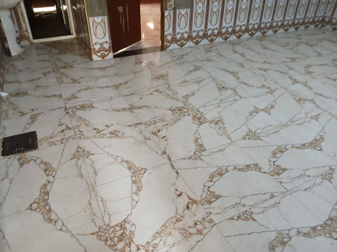 سلام عليكم بيت ليجار حي قام قرفه محمام صاله مطبخ ستقبال حمام خرجي كراج.    ٤٥٠     ***********
