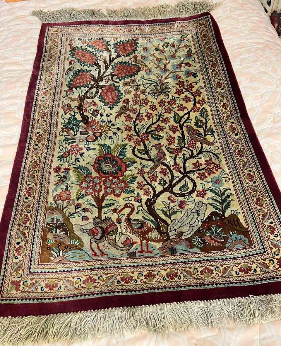 سجادة قم حرير طبيعي يدوي مصوره اشجار وحيوانات الوان نباتية نضافة 100% القياس 80 في 55 
السعر ٤٠٠ دولار 
***********
