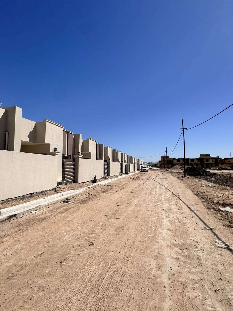 السلام عليكم منزل في مدينة جذع النخلة السكنية المجاورة لمدينة الامل مساحة البناء ٢٣٠ متر طابق ونصف يحتوي الطابق الارضي على كراج وحديقة وصحيات ضيوف واستقبال ومطبخ و صالة وغرفة نوم وصحيات والطابق الثاني يحتوي على غرفتين نوم وصحيات وسطح بناء درجة اولى وارتفاع ٣،٢٠ سعر المنزل ٤٢٠ مليون وقابل للتفاوض 
المدينة خلال هذا الشهر رح تتبلط 
للاستفسار 
***********
