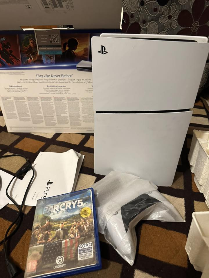 بلي 5 سلم واحد تيرا استعمال قليل جهاز كلش نضيف ويا جوستك و٣ اقراص وغراضه كامله الاصليه اجني بل كرتونه  سعر 625مكاني بصره 
متواجد واتساب ***********
