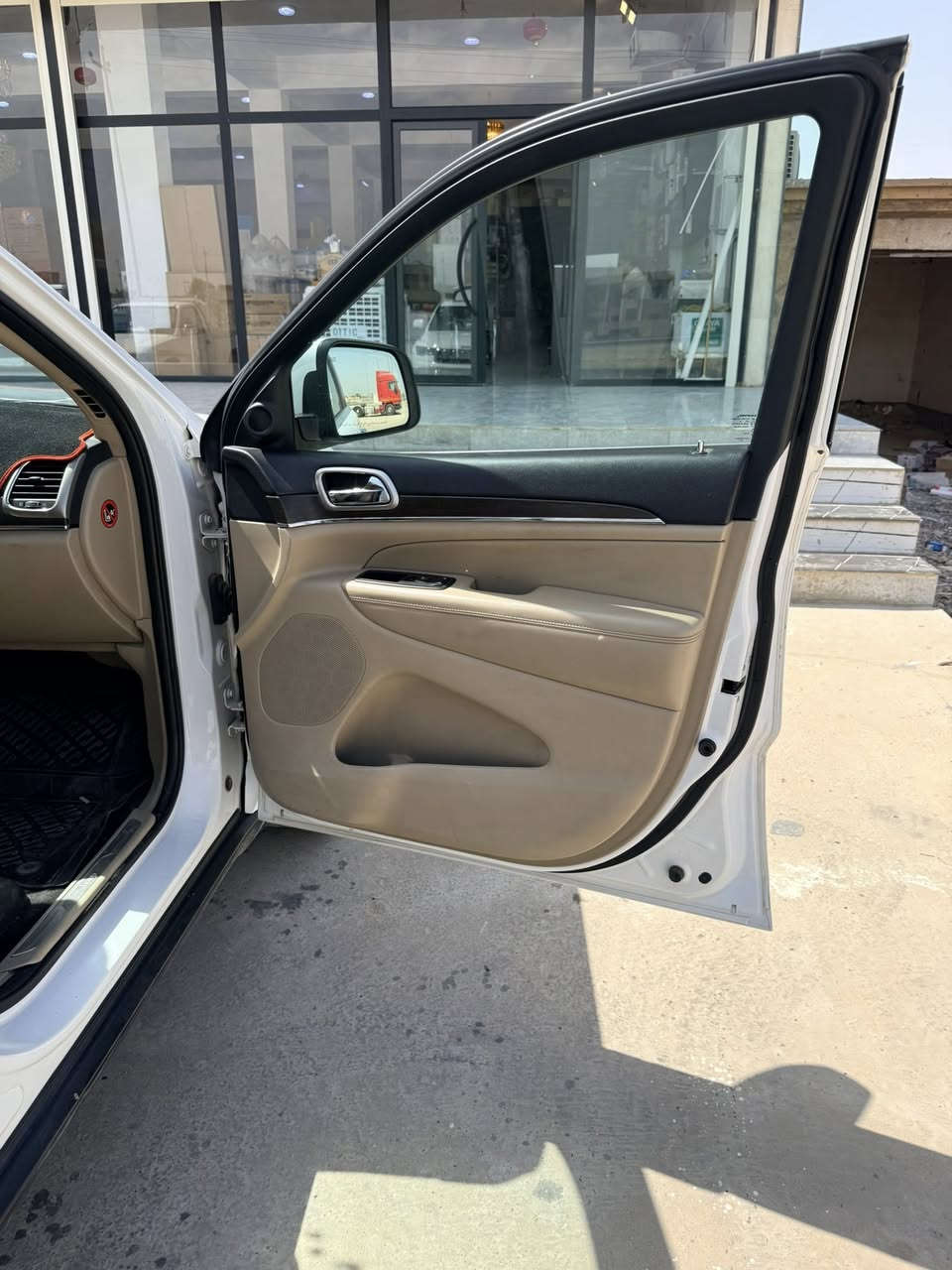 جيب كراند شيروكي 2017 لمتد خليجي 1/1ماشيه 206 الف لايت زنون حساسات اماميه خلفيه رادار فاحه سقف معرفه مواصفات الخليجي السعر. 295 وبي مجال لشراي ***********
