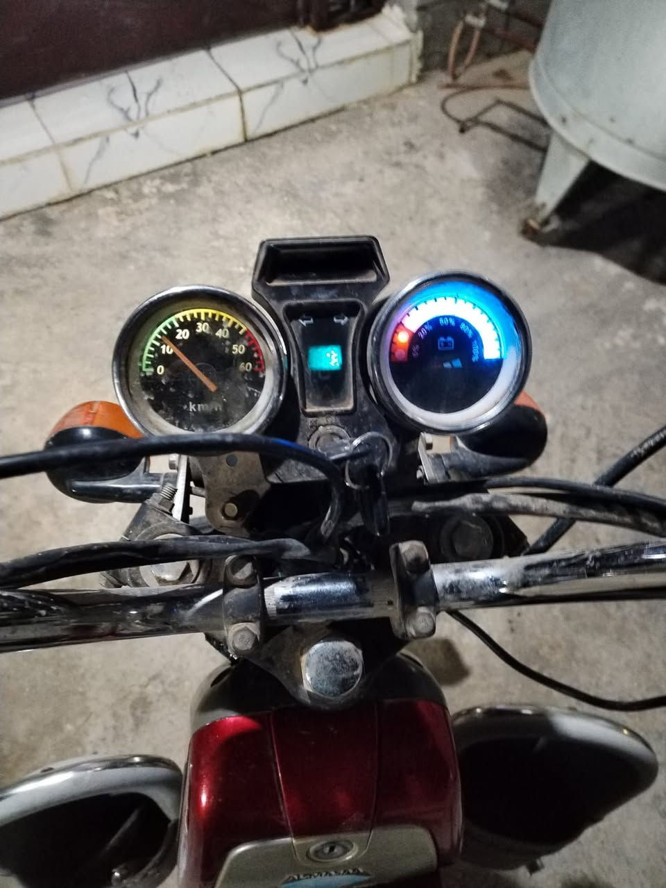 السلام عليكم شباب متاح ماطور شحن 
مستخدم نضيف باتريات اقل من شهر شديتهن وكشر الماطور نضيف عنوان حقلانية قرب مسجد ذنورين 
***********
السعر 400 وبي مجال
