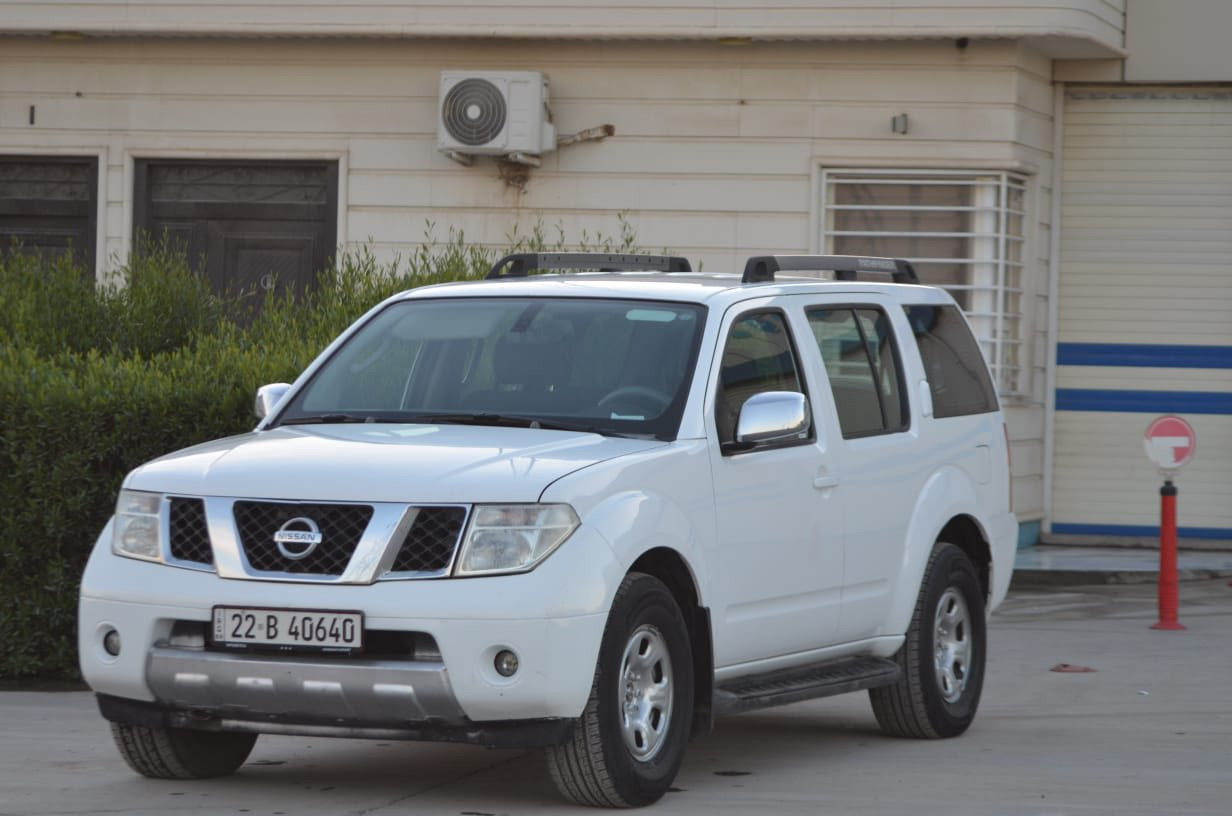 نیسان باسفندر موديل 2006 مواصفات خليجي..
٣ قطع كوشن.. تبريد قتعتين.. رقم سنوي جديد انكليزي أربيل.. 
حداديه مضبوط.. تبريد. سياره بدون صبخ حتي بارد مابي.. بدون حادث. سعر بلاش بلاش ٩٨ بي مجال قليل تراوس برقم شمالي ***********  مكان كلار
