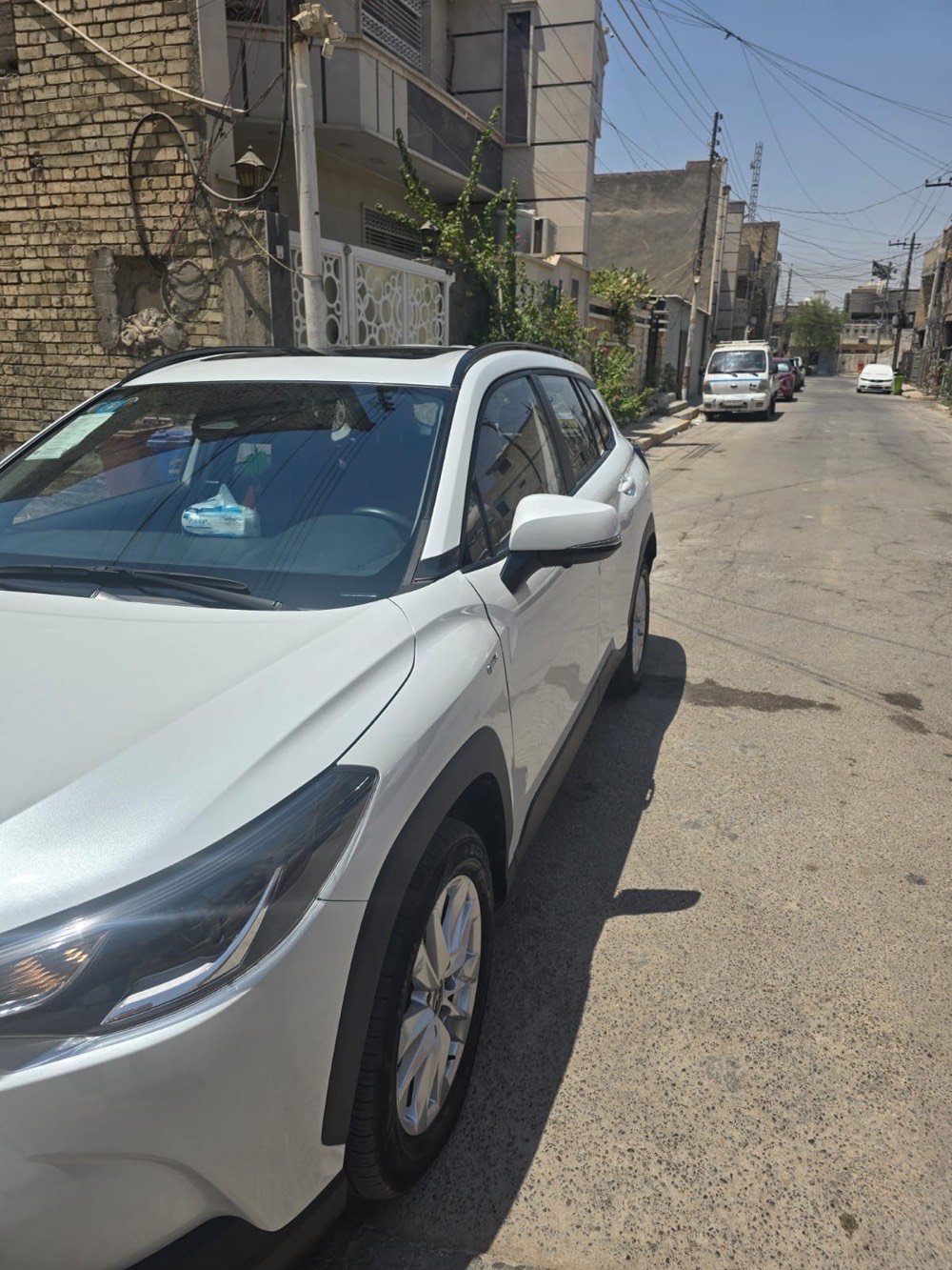 السلام عليكم كورلا كروس موديل ٢٠٢٤   ماشية ٣٤ الف موصفاتها كشن كهرباء خمس كامرات فتحت سقف وباقي موصفاتها معروفة والسيارة مكفولة ما عدا هاي الطخة الي موضحة بلصورة مسافة الطخة كد اصبع وسبيرها بعدة منازل مال شركة السيارة سنويتهة باسمي سعر السيارة ٢٦ مليون ٢٥٠ الف وبيهة مجال مكاني كفائات السيدية وهذا رقمي متوفر واتساب واتصال ***********