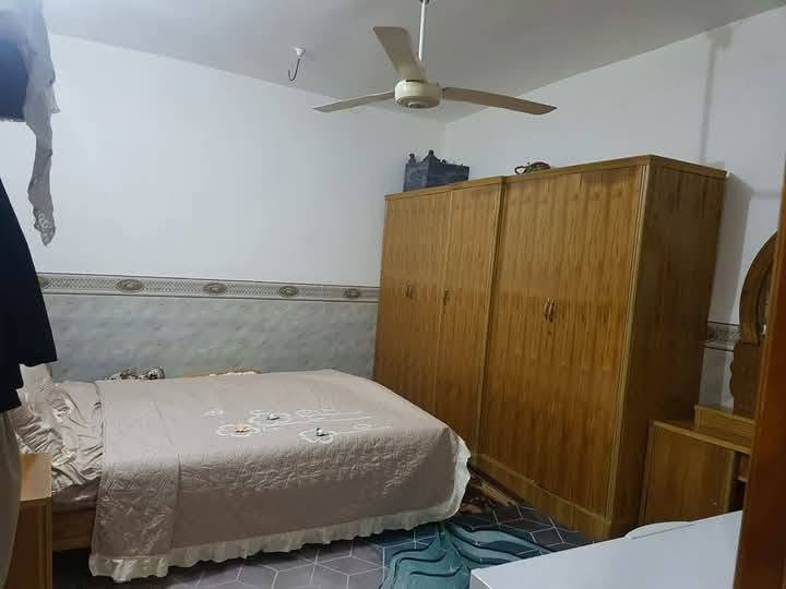 سلام عليكم بيت للبيع في كربلاء المقدسه مكان البيت عله طريق الحر قرب مستشفي اورام خلف مدارس العتبه العباسيه البيت طابقين طابق ال اول صاله ستقبال غرفه منور طارمه صحيات داخليه خارجيه طابق ثاني صاله ثلاث غرف معا صحيات وياهن صطح قرار محكمه سند 25واجهت البيت 10نزال 10مساحه البيت 100ال سعر خاص او تصال عل رقم ***********

