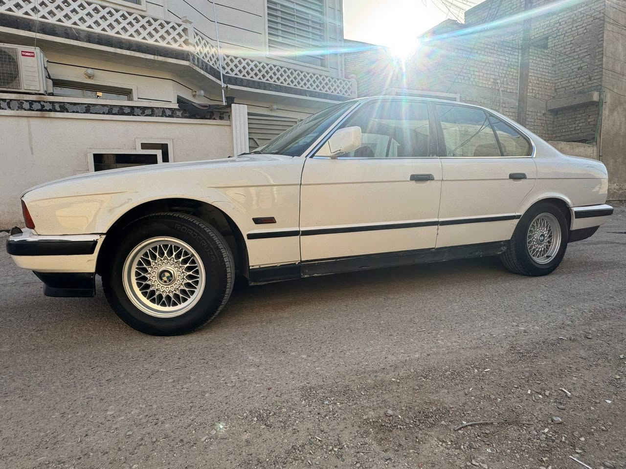 السلام عليكم BMW 500
موديل 91 
محرك مفتوح باسمي تحويل مباشر  
السيارة كاملة بدون نقص غاز تبريد فقط  مكاني بغداد 
***********
