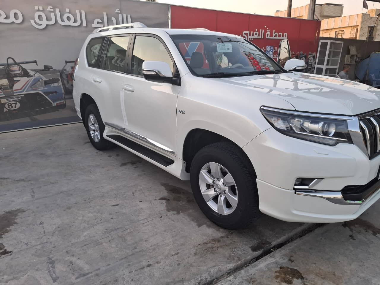 السلام عليكم عندي برادو٢٠٢٠ SAS رقم اربيل بسمي تحويل ثاني يوم سياره جديده بمعنى الكلمه على ايدي ماشيه ١٣٠ الف حقيقي مكفول كفاله عامه من الصبخ والضرب جديده فئه TXS فووول مواصفات دبل تانكي فتحه سلايد ٣ شاشات باقي مواصفات معروفه تخم تاير جديد محرك كير على وضع الشركه سياره جديده مكانها ديالى عارضها ب٤٢٠ وبيها مجال للشراي وهذا رقمي 
***********
