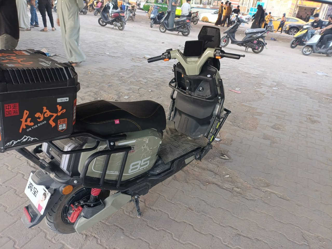 السلام عليكم دراجه للبيع شحن دراجه جديده صارله 4اشهر من اشتريتها 
مكاني ناصريه مركز. السعر مليون  للاتصال /***********
