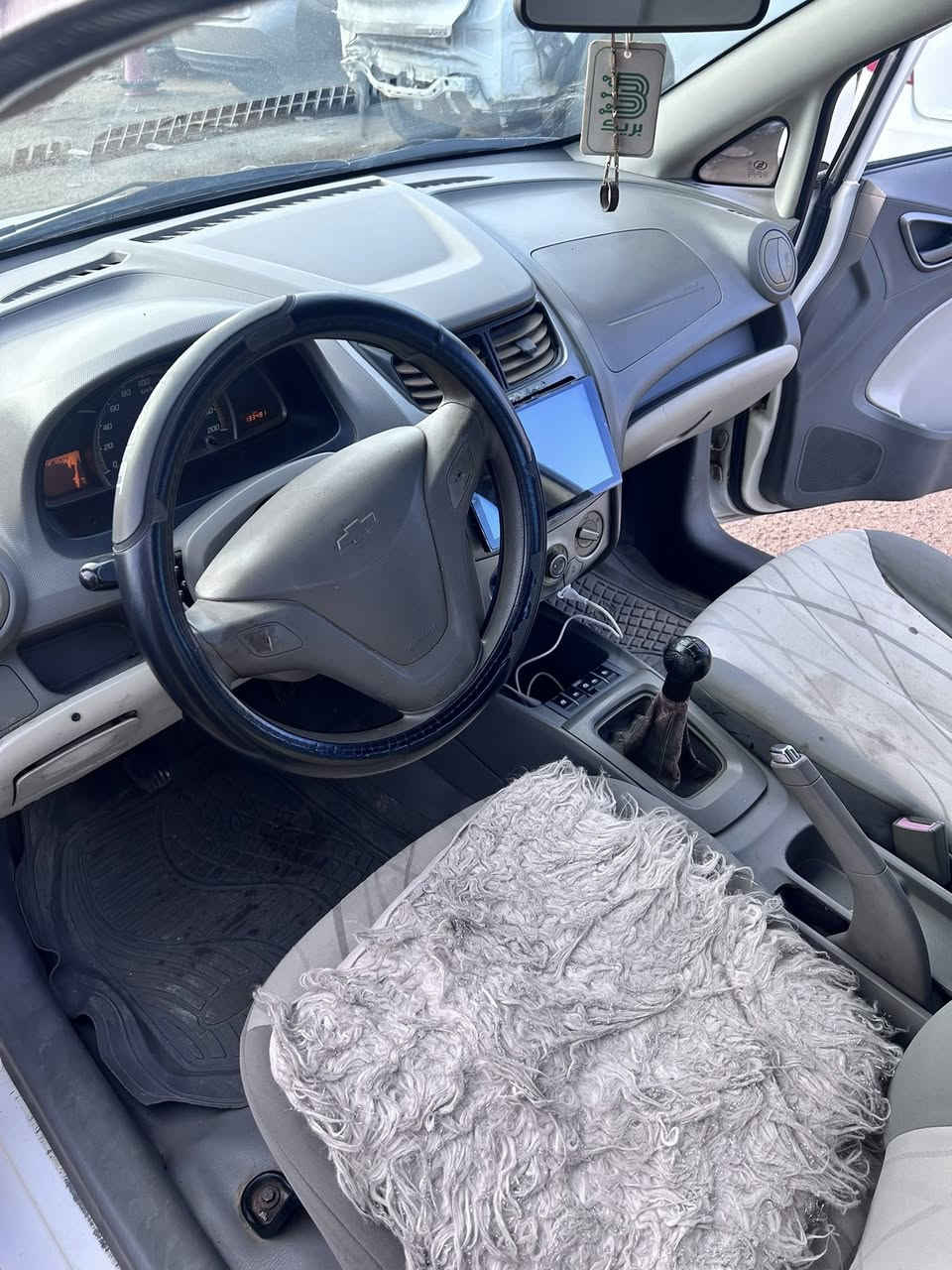 السلام عليكم
شوفر ليت /سونك للبيع موديل 12
كير عادي محرك 1600 
تبريد تدفئه شغالات كهربائياتهه شغاله 
بيهه ضربه بلجاملغ اليسره الخلفي فقط 
العنوان بغداد/الراشديه 
السعر/55$ وبيهه مجال
هـ/‭0782 858 5518‬
