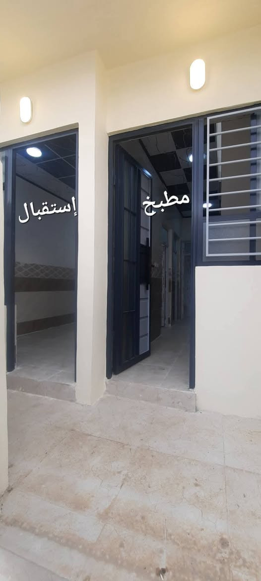 ثلاثة بيوت للبيع مساحه كل بيت 50 م 
سند طابو شرط التحويل 
غرفة نوم ومطبخ واستقبال وبيتونه 
حي الانتصار مقابل مدرسة المكارم 
سعر البيت الواحد 41 مليون
***********
