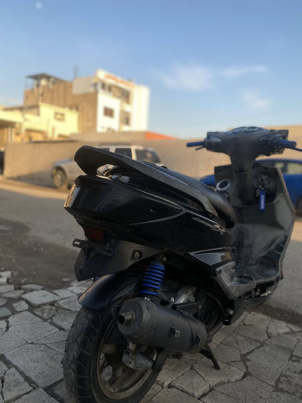 سلام عليكم دراجه سكنس فحل كابريتر Two color 
لون رصاصي واسود الدراجه كوريه موديل 2009
1-مكينه بوشه وبستم بلادي
2-كلج خلفي رياضي وخرز كلج امامي رياضي 
3-صالنصه شايل الكاتم 
4-الدراجة شلعه ومعدل حلوه لايت زنون 
5-بيه اوراق
 6-ويل امامي خلفي رياضي 
7-يدات رياضي قبق فلاوين رياضي 
8-الدراجة كاملة سلف وهندر نكرة شوكت ما تريد 
السعر: 550وبيه مجال
مكاني: القاهرة قرب الموال
رقمي: ***********
ملاحظة🚫: ما متواجد على الفيس فقط رصيد و واتساب
