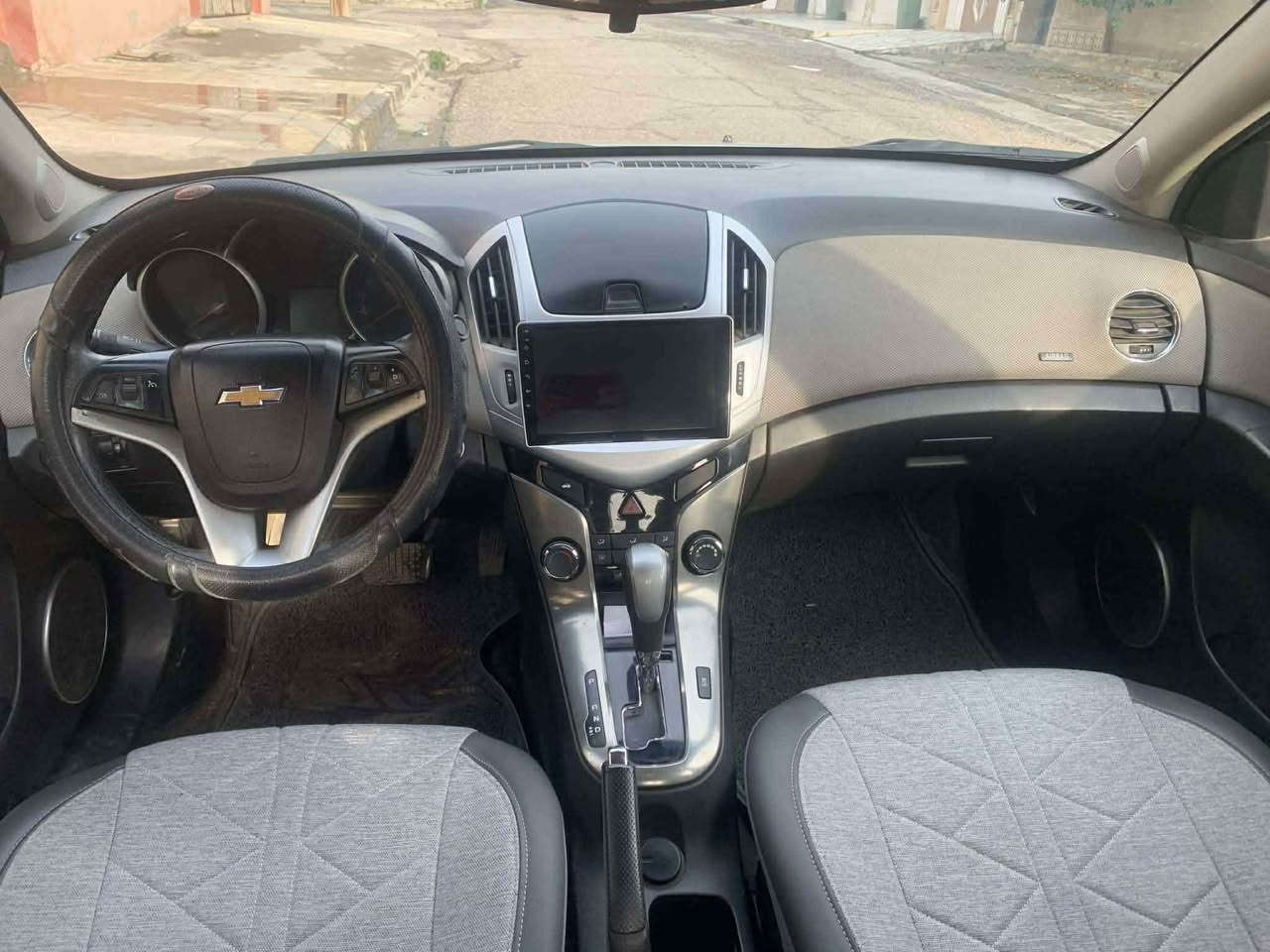 شوفرليت كروز 2017 سلفر خليجي رقم اربيل جديد السنوية باسمي 
مواصفات :-
- بصمة ابواب وبصمة تشغيل
- شاشة اعطال
- شاشة كبيرة
- كامرة وحساسات خلفية
- بلاجكتورات و لد امامي
- اشارة بالمري
- تحكمات استيرن 
- كروز سرعة
- ويل كب وحساسات تايرات 
السيارة بيها قطعتين كلير فقط بدون صبغ اثر شخط وبيها صبغ بقبغ الصندوق ماشر عليها بالصور
مكان السيارة الموصل 
السعر 93 $
الاتصال على الرقم 
*********** موصل, نينوى
