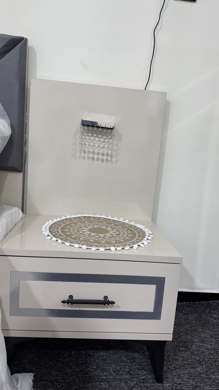 السلام عليكم غرفة نوم للبيع 5 قطع صارلي يومين من شديته بعده بالاشرطه محد مستعمل اي قطعه منه رايده ب500 وبيه مجال 
النجف الاشرف 
***********
